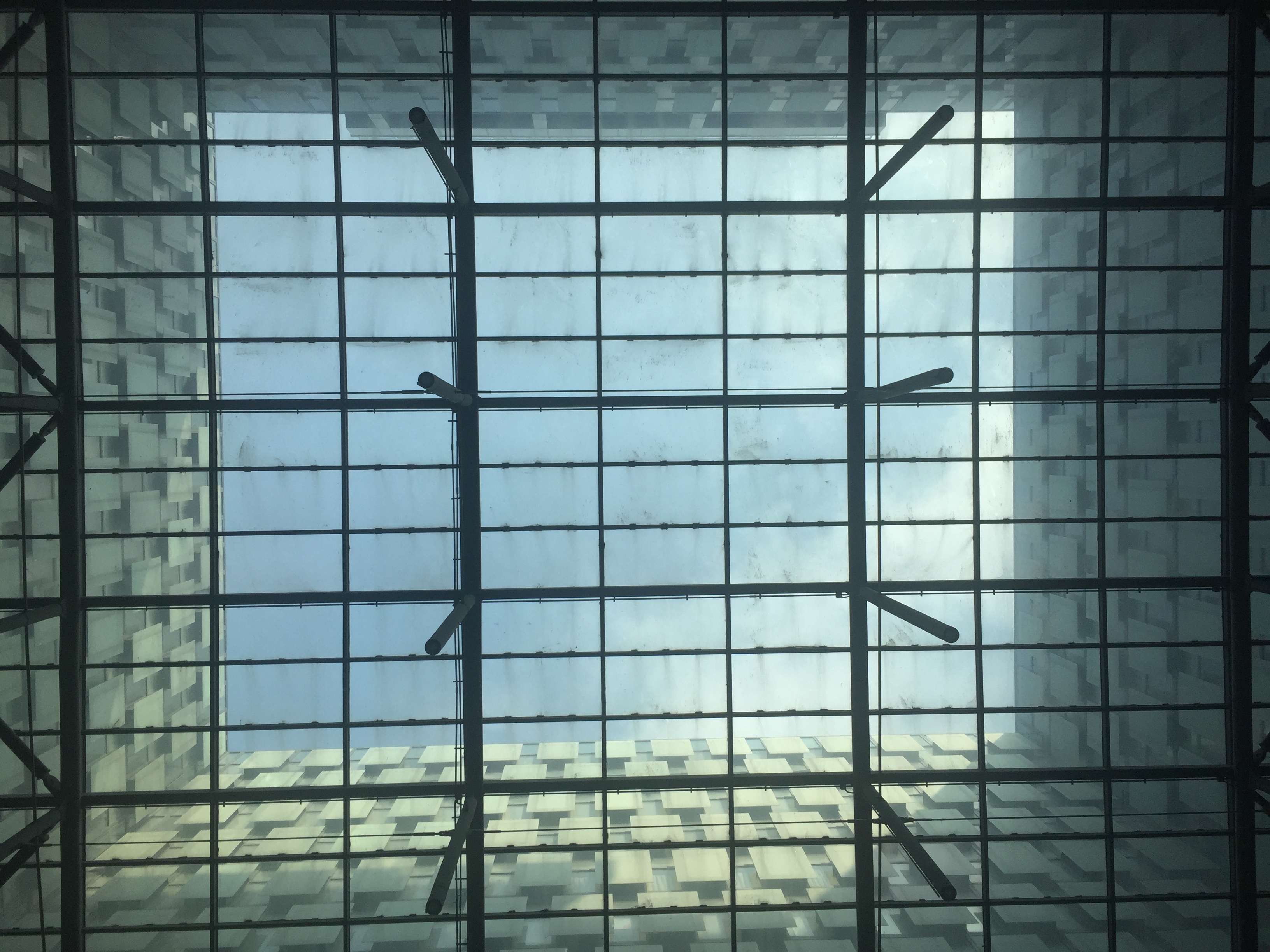 鼓楼医院大厅看到的天空